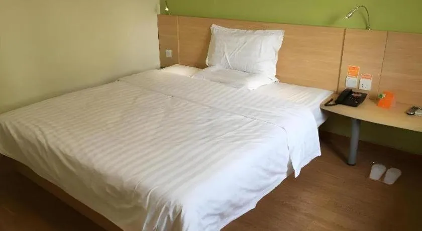 Bed in 7 Days Inn Qingdao Shandong Road Zhenning Overpass Branch
