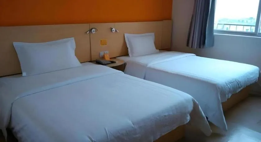 Bed in 7 Days Inn Qingdao Shandong Road Zhenning Overpass Branch