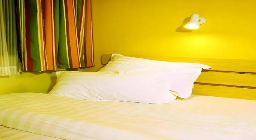 Bed in 7 Days Inn Qingdao Shandong Road Zhenning Overpass Branch