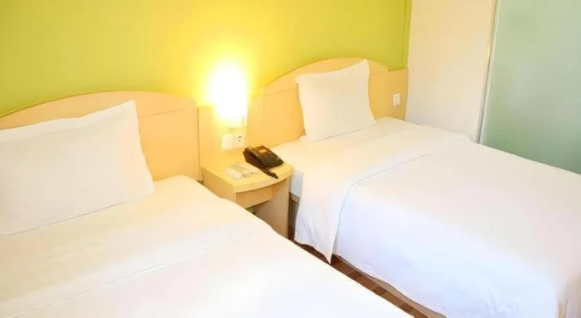 Bed in 7 Days Inn Qingdao Shandong Road Zhenning Overpass Branch
