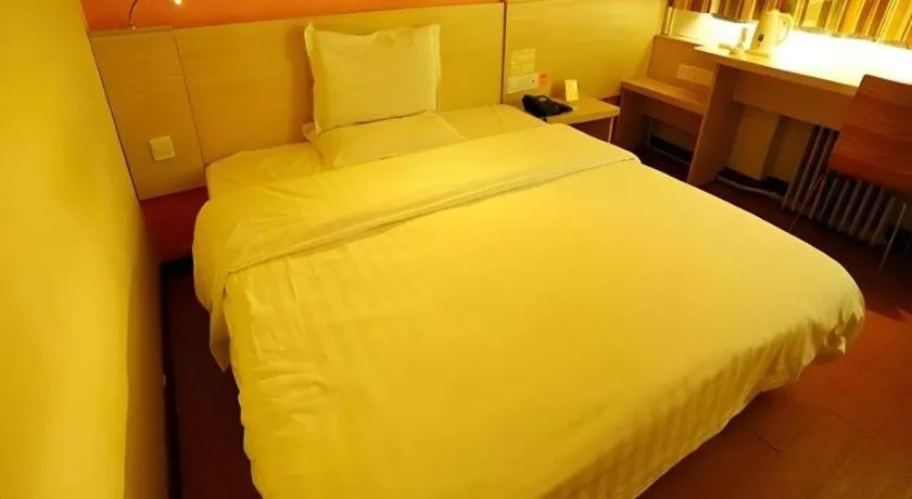 Bed in 7 Days Inn Qingdao Shandong Road Zhenning Overpass Branch