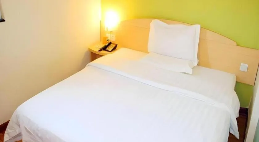 Bed in 7 Days Inn Qingdao Shandong Road Zhenning Overpass Branch