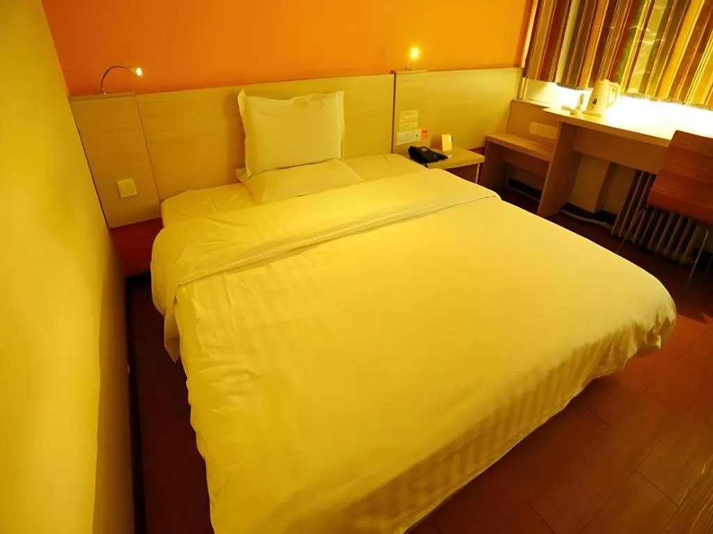 Bed in 7 Days Inn Qingdao Shandong Road Zhenning Overpass Branch