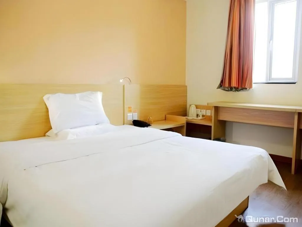 Bed in 7 Days Inn Qingdao Shandong Road Zhenning Overpass Branch