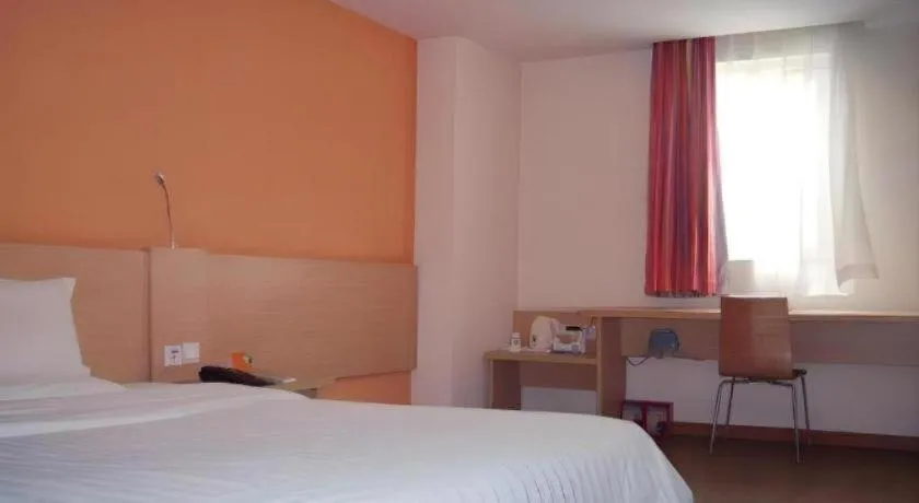 Bed in 7 Days Inn Qingdao Shandong Road Zhenning Overpass Branch