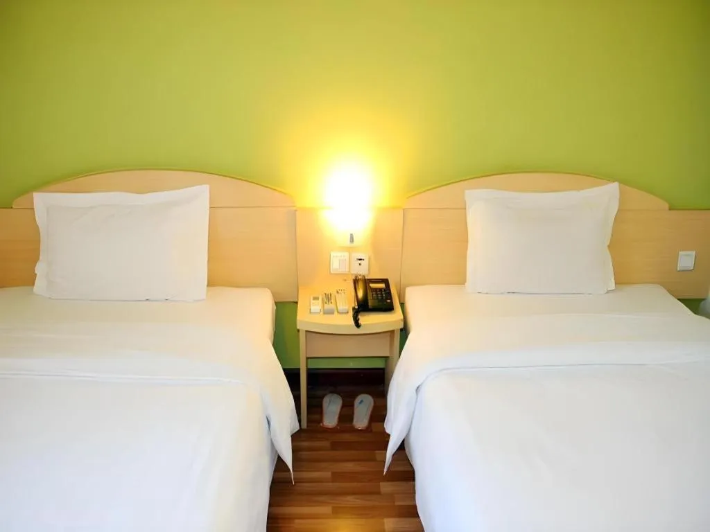 Bed in 7 Days Inn Qingdao Shandong Road Zhenning Overpass Branch