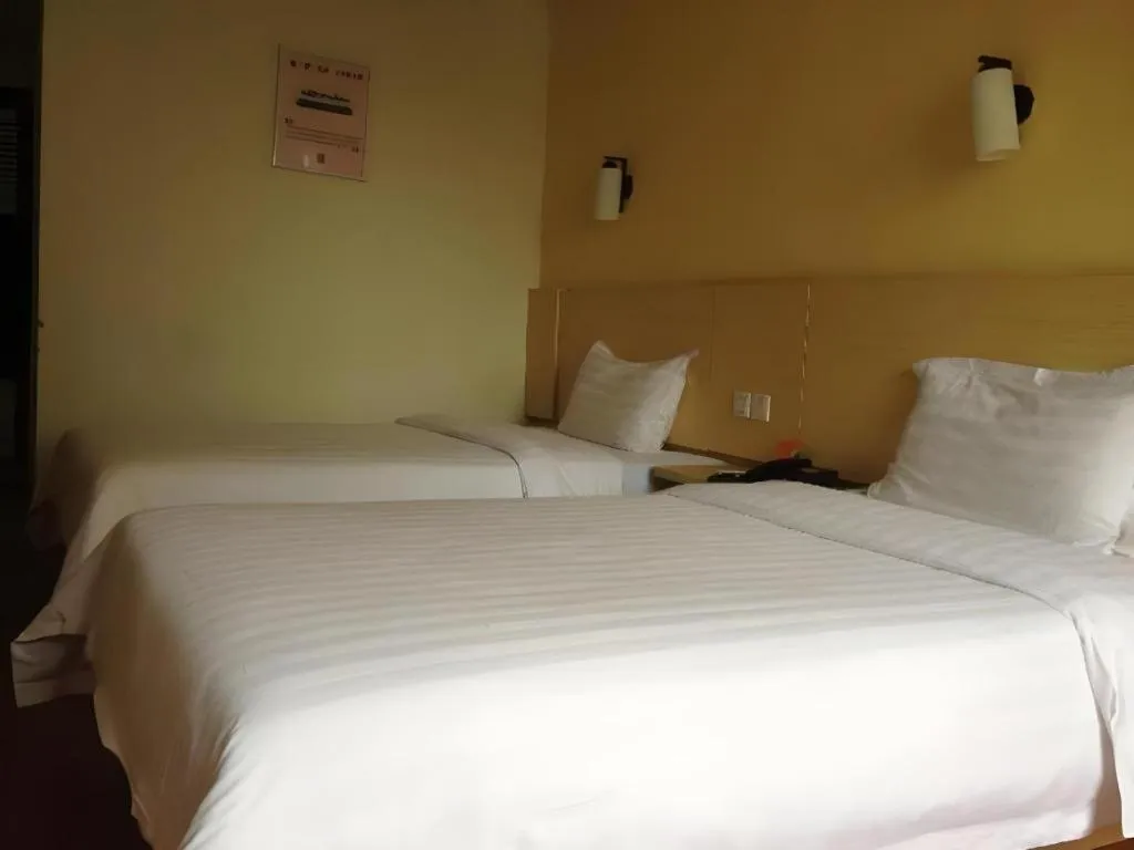 Bed in 7 Days Inn Qingdao Shandong Road Zhenning Overpass Branch