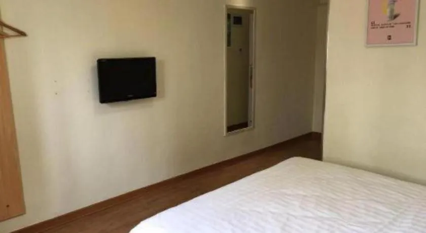 Bed in 7 Days Inn Qingdao Shandong Road Zhenning Overpass Branch