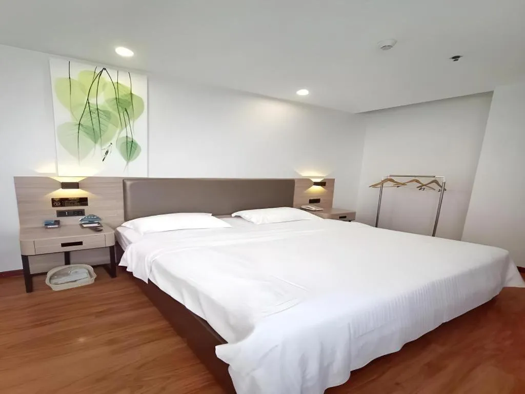 Bed in GreenTree Inn Jining Yanzhou Jiuzhou Fangyuan Business Hotel