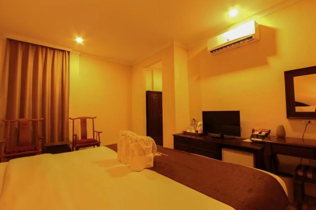 Bed in Le Luxe Boutique Hotel