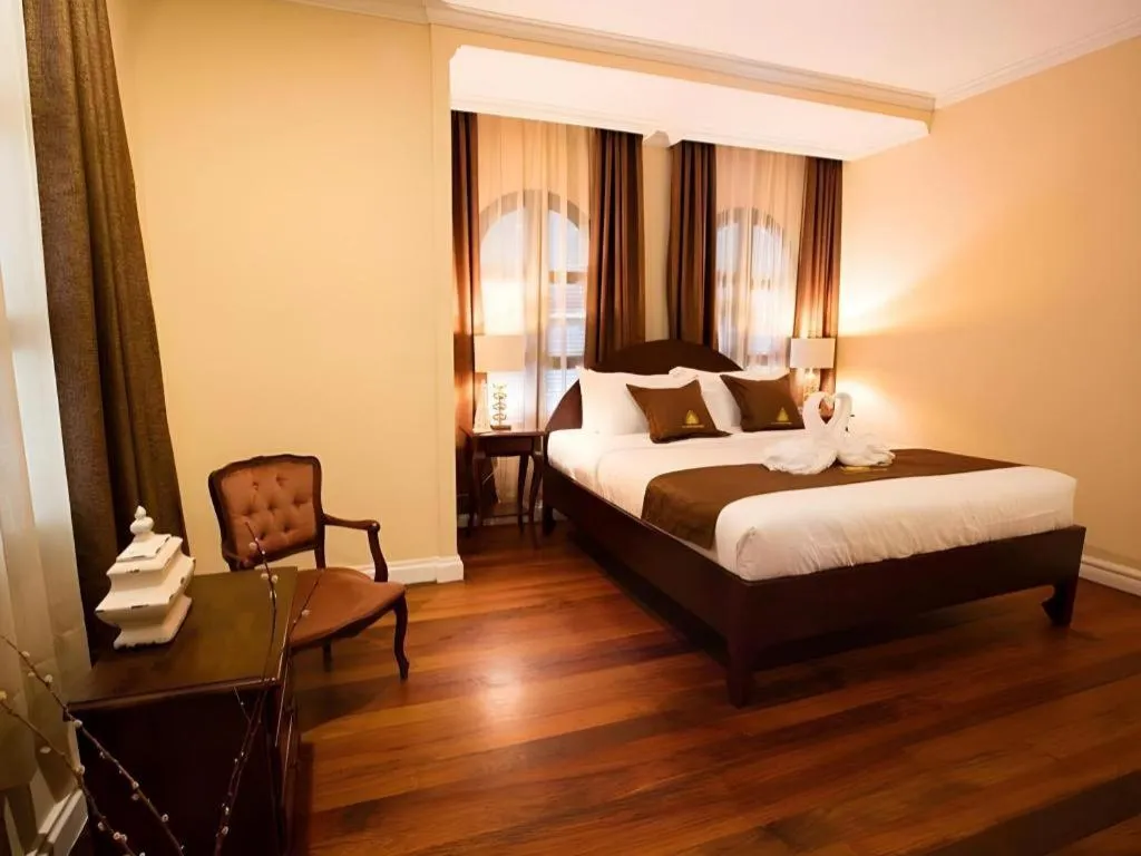 Bed in Le Luxe Boutique Hotel