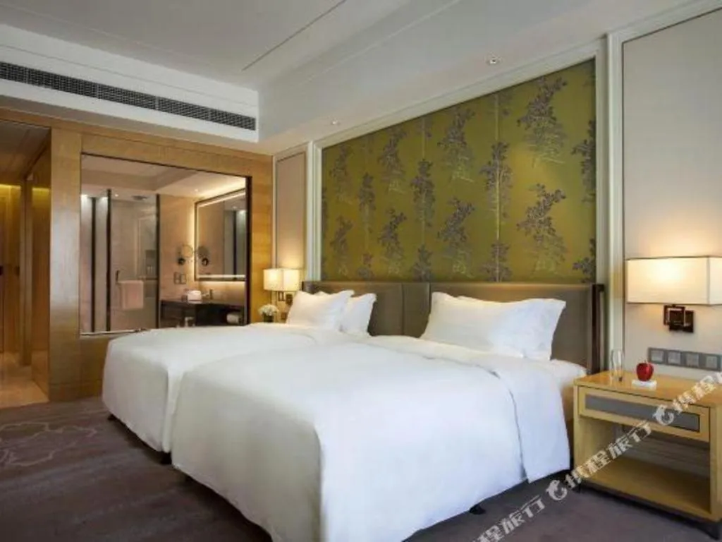 Bed in Ming Du Lakeside Hotel Nanning