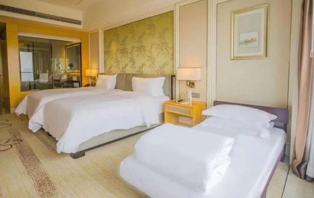 Bed in Ming Du Lakeside Hotel Nanning