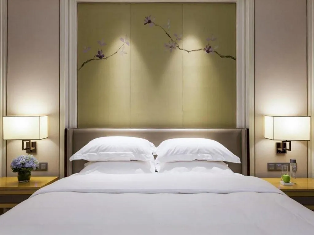 Bed in Ming Du Lakeside Hotel Nanning