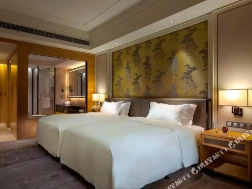 Bed in Ming Du Lakeside Hotel Nanning