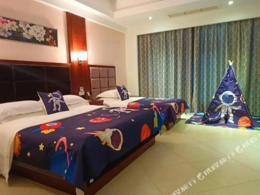 Bed in Qionghai Jin Mao Hotel