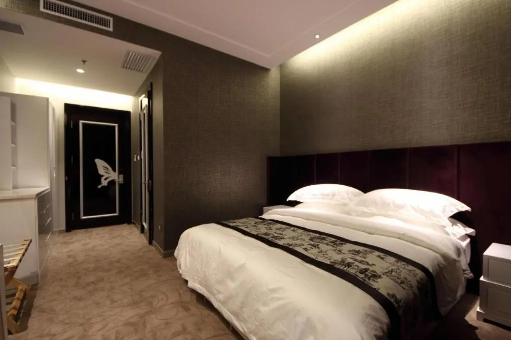 Bed in Harbin Ju Jian Hotel