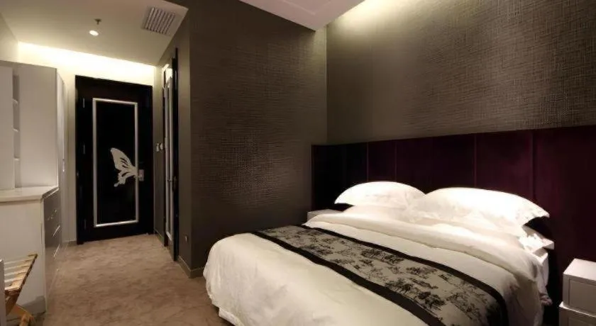 Bed in Harbin Ju Jian Hotel