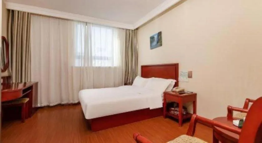 Bed in GreenTree Inn Suzhou Railway Station North Square Haobainian Wedding Dress City Express Hotel