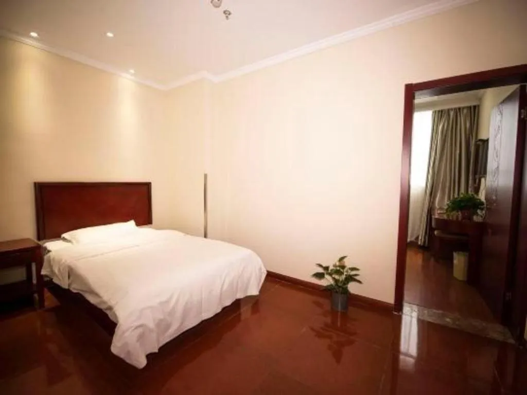 Bed in GreenTree Inn Suzhou Railway Station North Square Haobainian Wedding Dress City Express Hotel