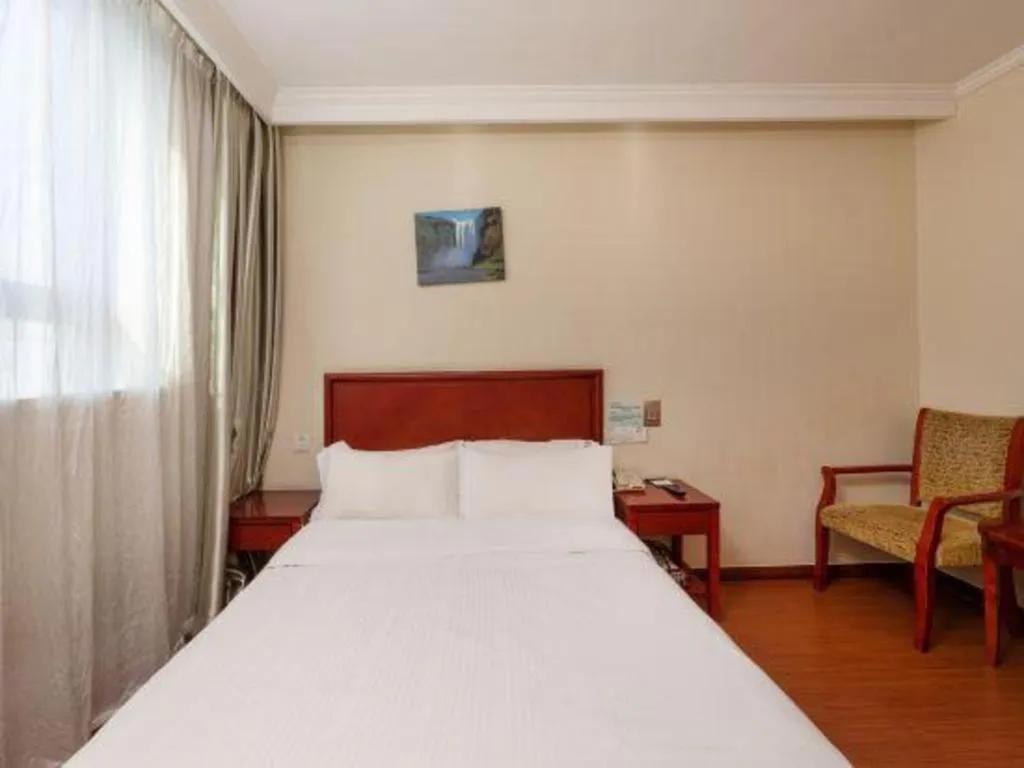 Bed in GreenTree Inn Suzhou Railway Station North Square Haobainian Wedding Dress City Express Hotel