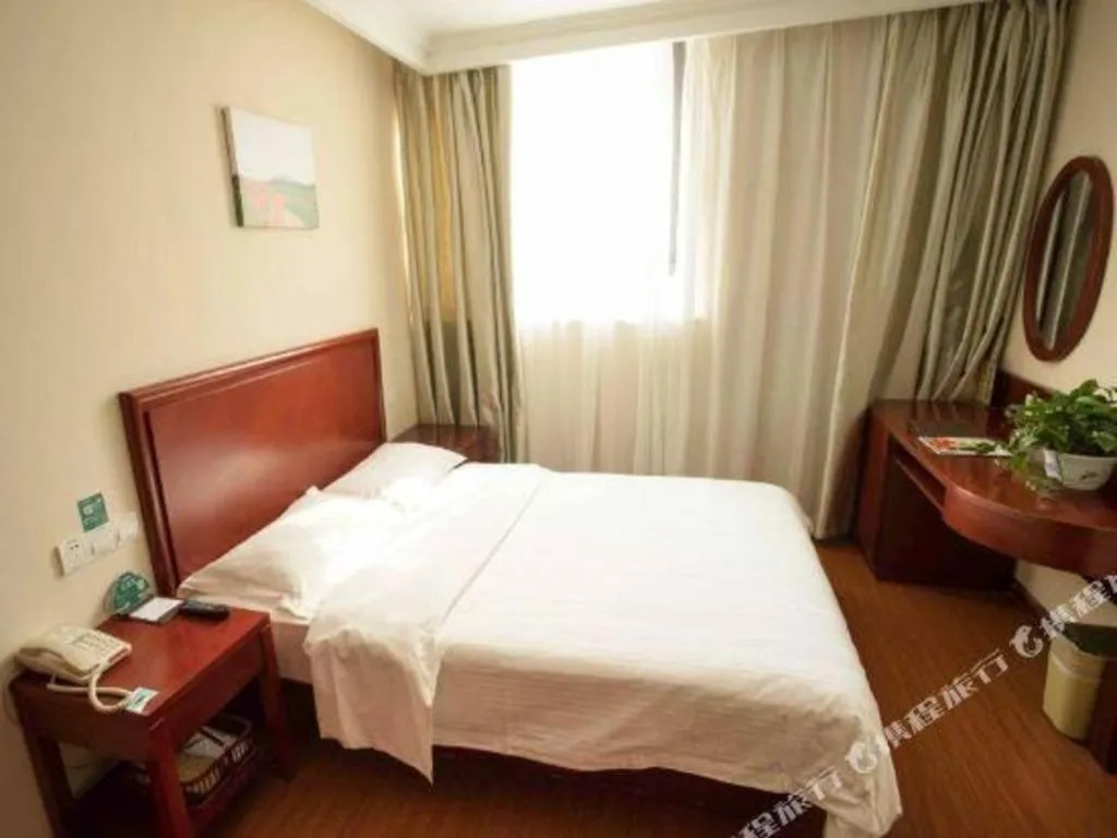 Bed in GreenTree Inn Suzhou Railway Station North Square Haobainian Wedding Dress City Express Hotel