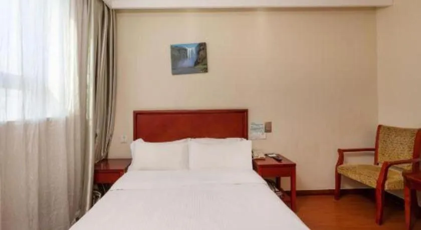 Bed in GreenTree Inn Suzhou Railway Station North Square Haobainian Wedding Dress City Express Hotel