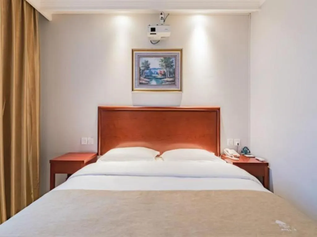 Bed in GreenTree Inn Beijing Tonzhou Maju Bridge No.2 Express Hotel