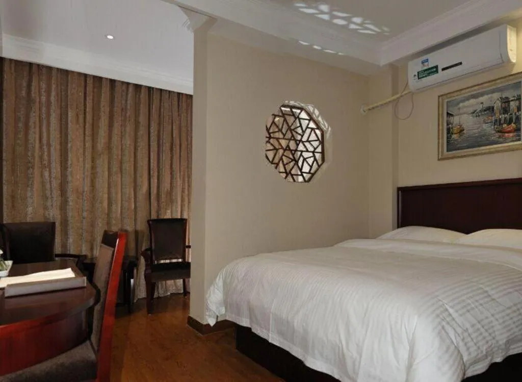 Bed in GreenTree Inn Jiangsu Wuxi Xishan DongTing Erquan East Road XinGuang Newly Estate Express Hotel