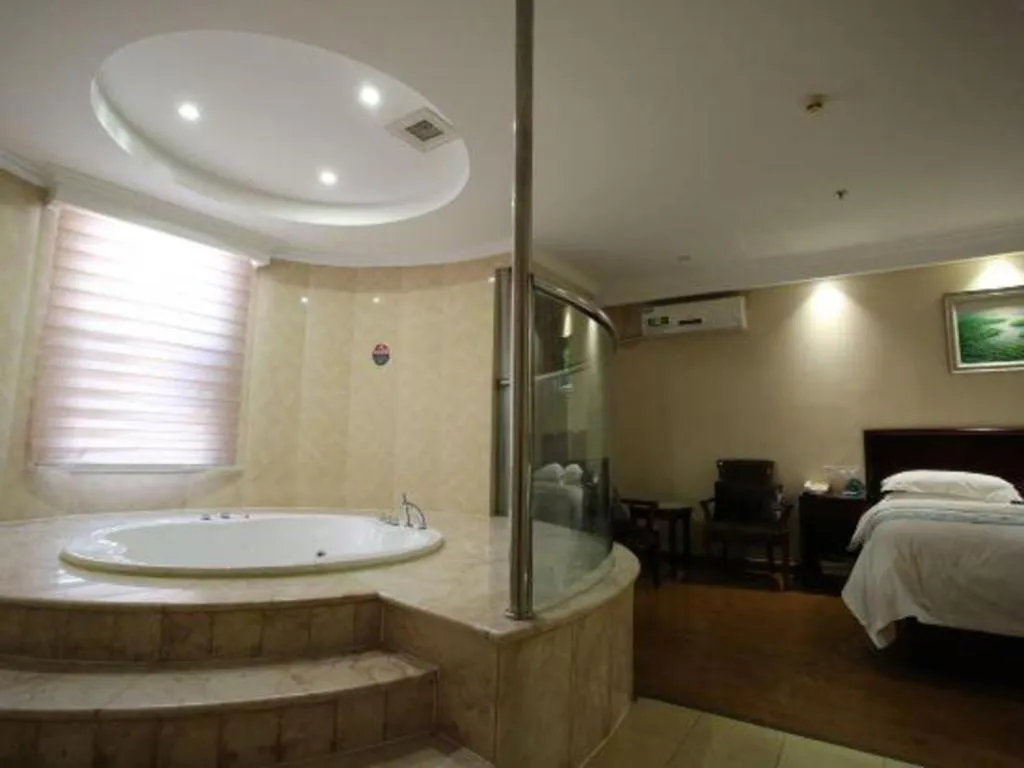 Bed in GreenTree Inn Jiangsu Wuxi Xishan DongTing Erquan East Road XinGuang Newly Estate Express Hotel