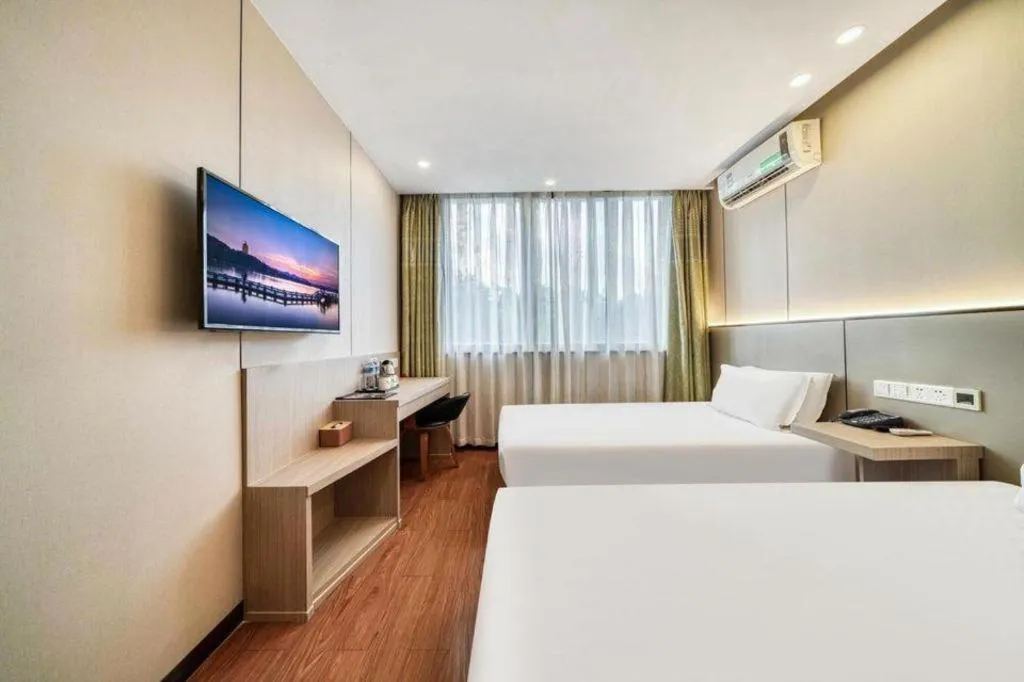 Bed in Vatica ShangHai Pudong Airport Disney Huaxia(E) Road Metro Station Hotel .