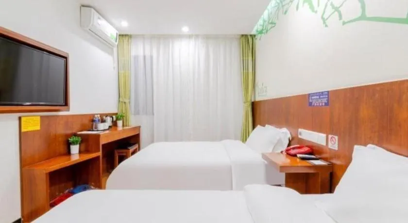 Bed in Vatica ShangHai Pudong Airport Disney Huaxia(E) Road Metro Station Hotel .