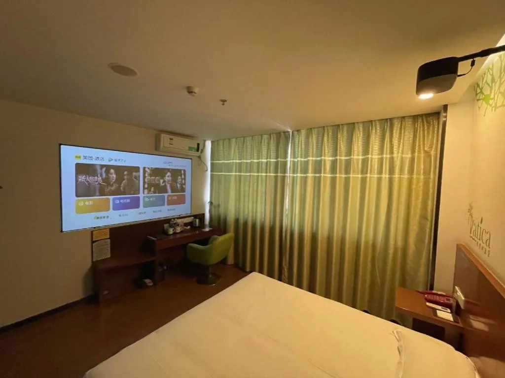 Bed in Vatica ShangHai Pudong Airport Disney Huaxia(E) Road Metro Station Hotel .