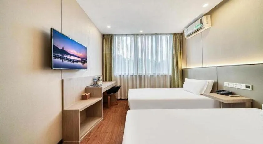 Bed in Vatica ShangHai Pudong Airport Disney Huaxia(E) Road Metro Station Hotel .