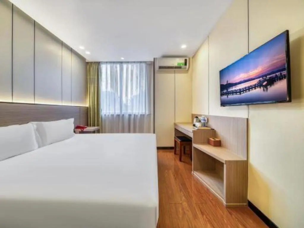 Bed in Vatica ShangHai Pudong Airport Disney Huaxia(E) Road Metro Station Hotel .