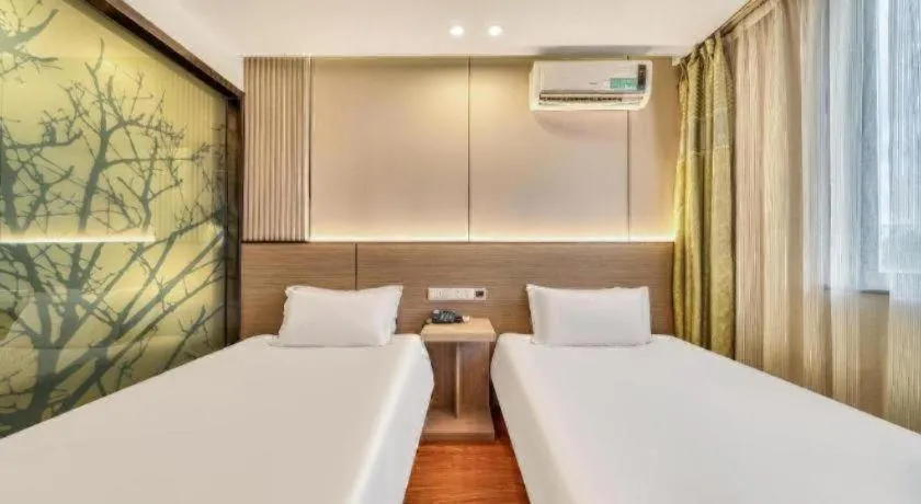 Bed in Vatica ShangHai Pudong Airport Disney Huaxia(E) Road Metro Station Hotel .