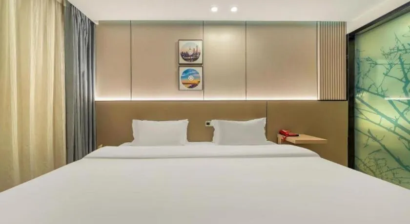 Bed in Vatica ShangHai Pudong Airport Disney Huaxia(E) Road Metro Station Hotel .