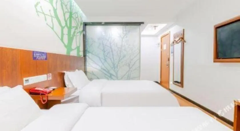 Bed in Vatica ShangHai Pudong Airport Disney Huaxia(E) Road Metro Station Hotel .