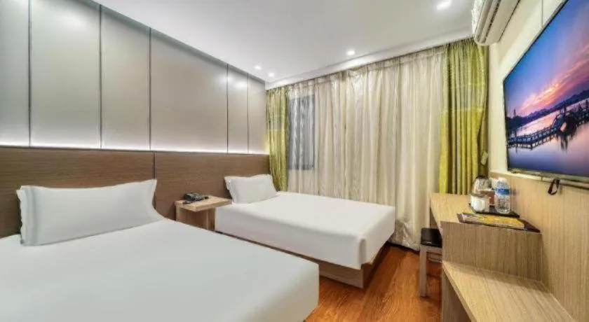 Bed in Vatica ShangHai Pudong Airport Disney Huaxia(E) Road Metro Station Hotel .