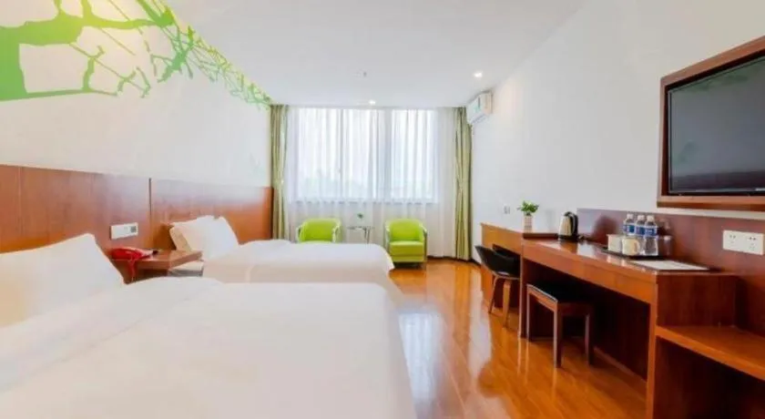 Bed in Vatica ShangHai Pudong Airport Disney Huaxia(E) Road Metro Station Hotel .