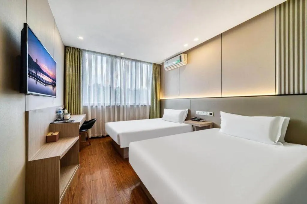 Bed in Vatica ShangHai Pudong Airport Disney Huaxia(E) Road Metro Station Hotel .