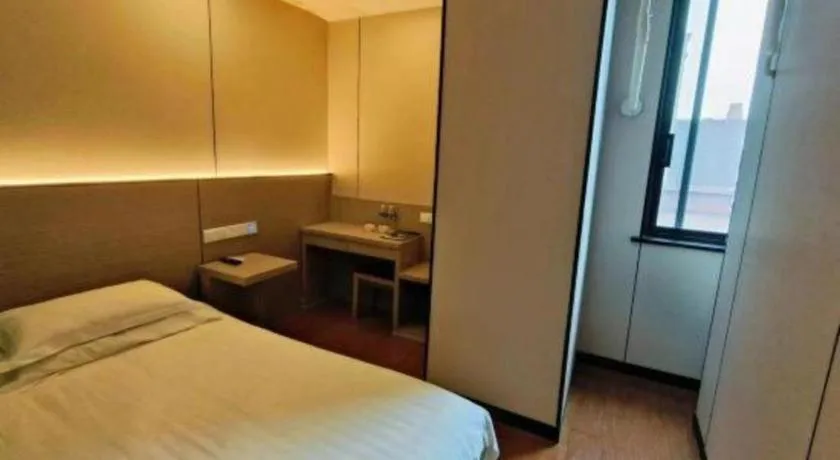 Bed in Vatica ShangHai Pudong Airport Disney Huaxia(E) Road Metro Station Hotel .