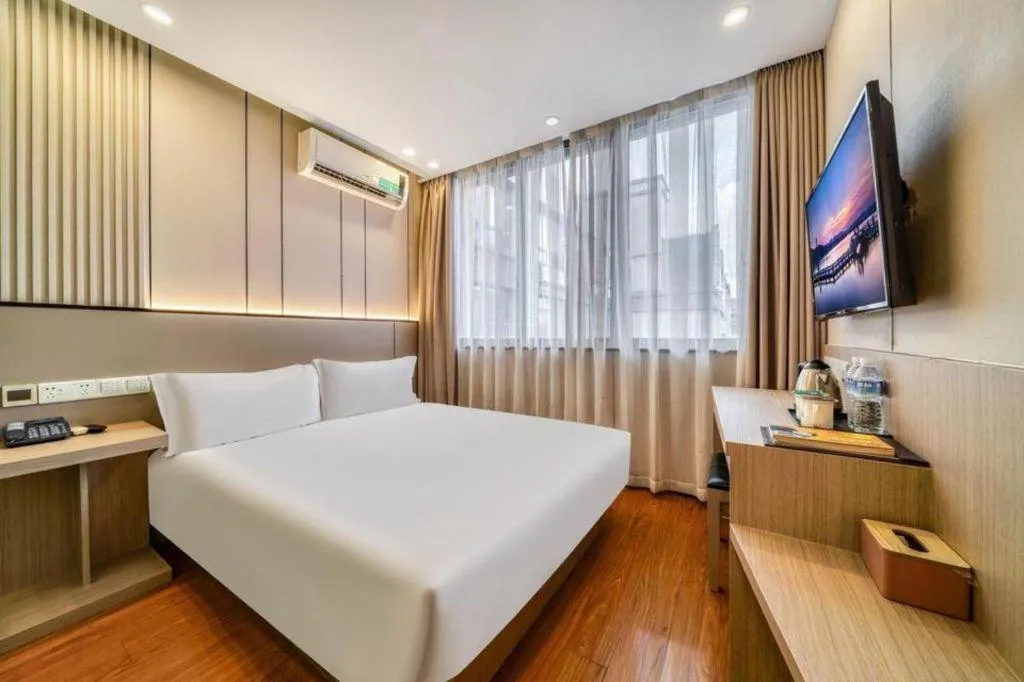 Bed in Vatica ShangHai Pudong Airport Disney Huaxia(E) Road Metro Station Hotel .