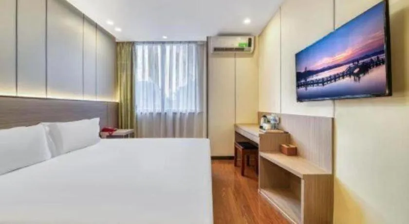 Bed in Vatica ShangHai Pudong Airport Disney Huaxia(E) Road Metro Station Hotel .