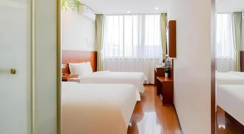 Bed in Vatica ShangHai Pudong Airport Disney Huaxia(E) Road Metro Station Hotel .