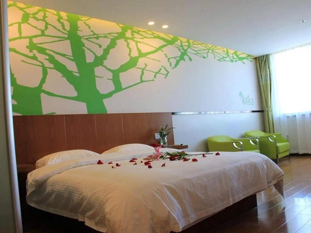 Bed in Vatica ShangHai Pudong Airport Disney Huaxia(E) Road Metro Station Hotel .