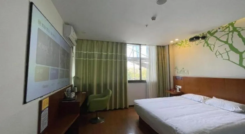 Bed in Vatica ShangHai Pudong Airport Disney Huaxia(E) Road Metro Station Hotel .