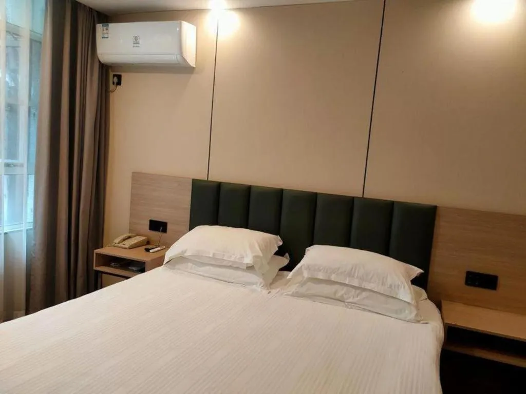 Bed in GreenTree Inn Yangzhou Slender West Lake Wencheng Attic Express Hotel