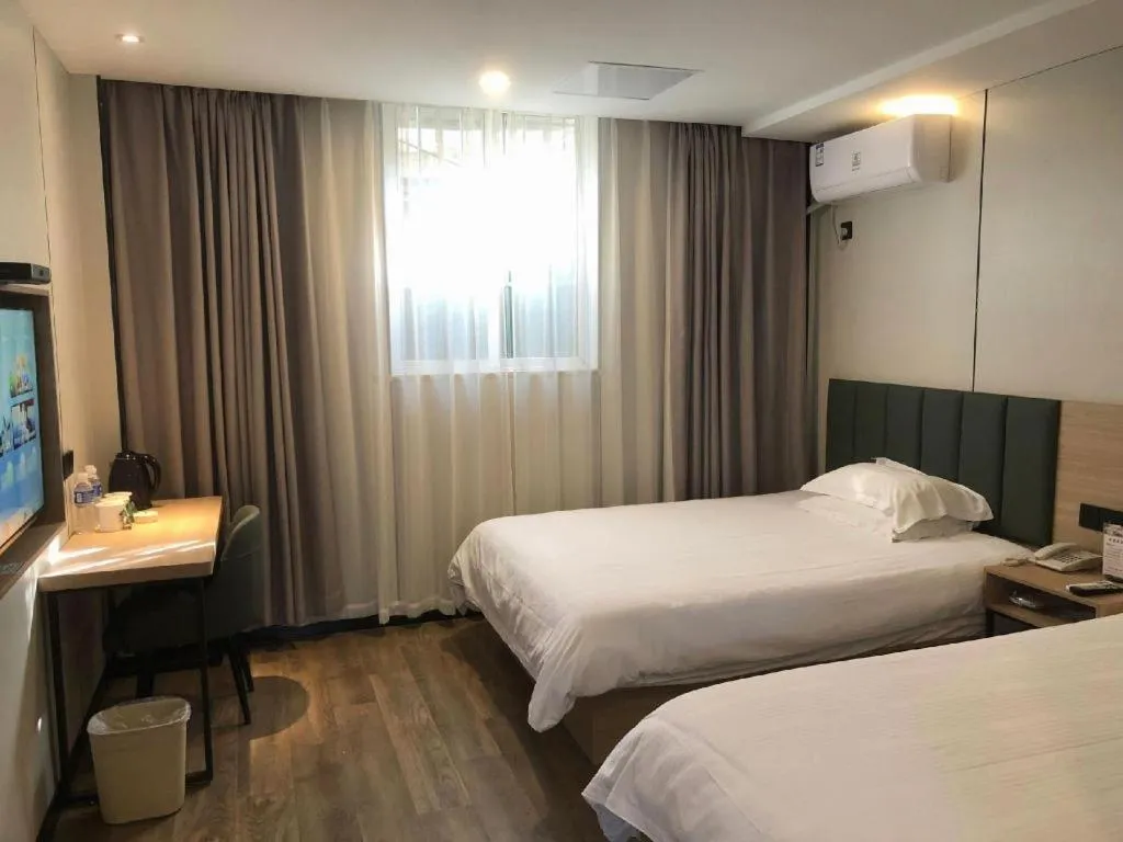 Bed in GreenTree Inn Yangzhou Slender West Lake Wencheng Attic Express Hotel