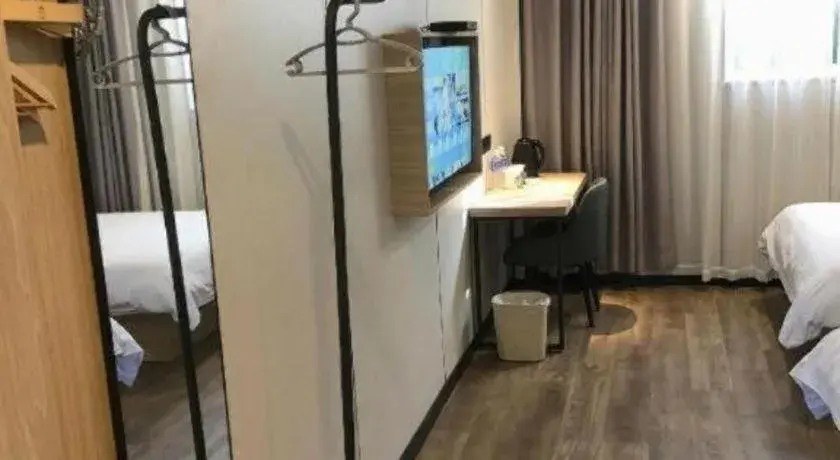 Bed in GreenTree Inn Yangzhou Slender West Lake Wencheng Attic Express Hotel Bed in GreenTree Inn Yangzhou Slender West Lake Wencheng Attic Express Hotel